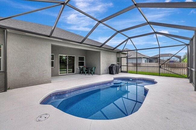 Photo - 348 SW Millard Dr