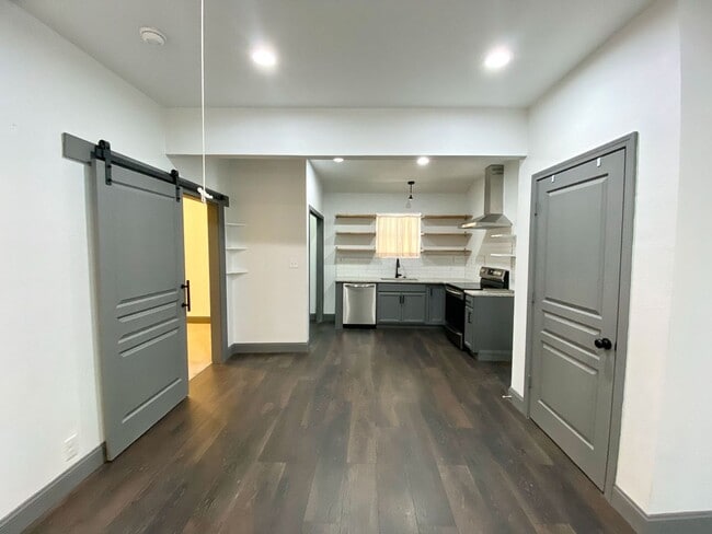 Building Photo - Dignowity Remodeled 3 bedroom 2 bath