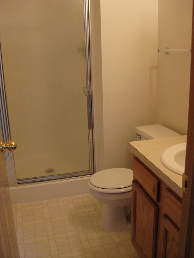 Photo - 556-558 Lamont Unit 558