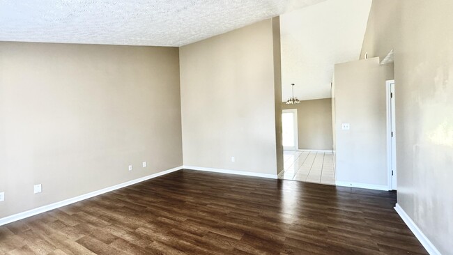 Photo - 837 Overview Dr