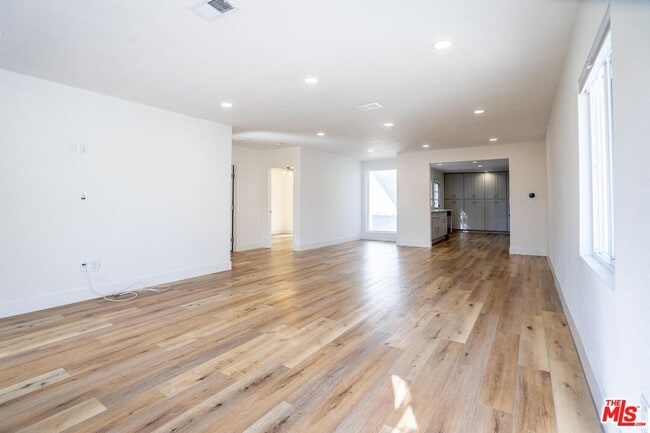Photo - 5705 Jamieson Ave