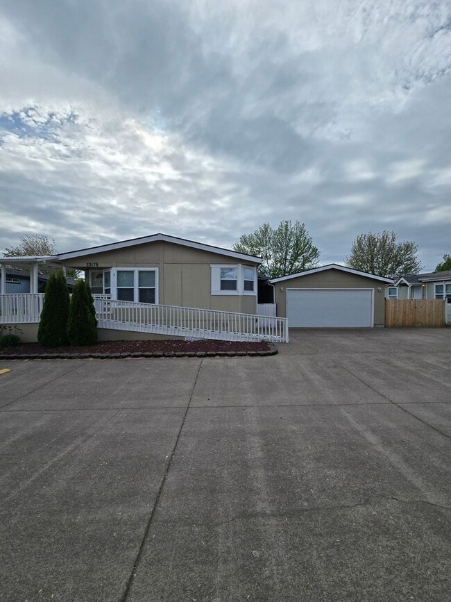 3Bed : 2Bath Home with 2 Car Garage and Ac... - 3Bed : 2Bath Home with 2 Car Garage and Ac... Unit 33178-03