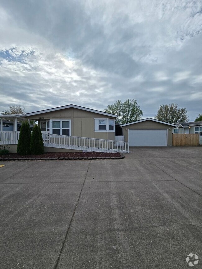 Building Photo - 3Bed : 2Bath Home with 2 Car Garage and Ac... Unit 33178-03