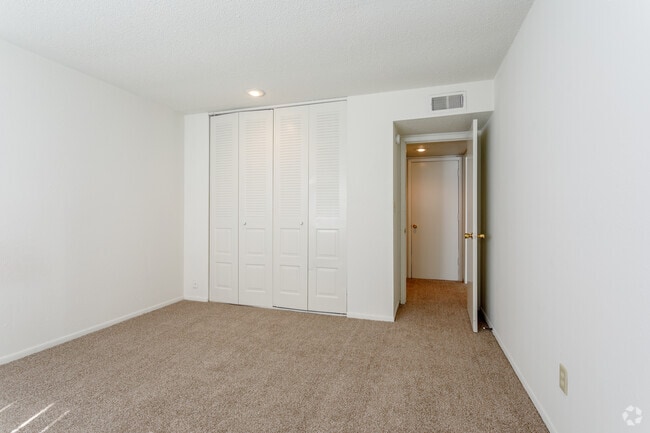 2BR, 1BA - 825 SF