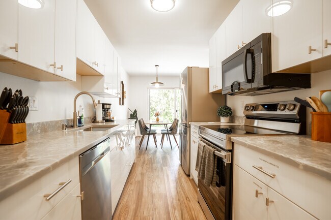 Photo - 321 Bellevue Way SE Unidad 102