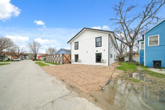 Photo - 807 Cullen Blvd