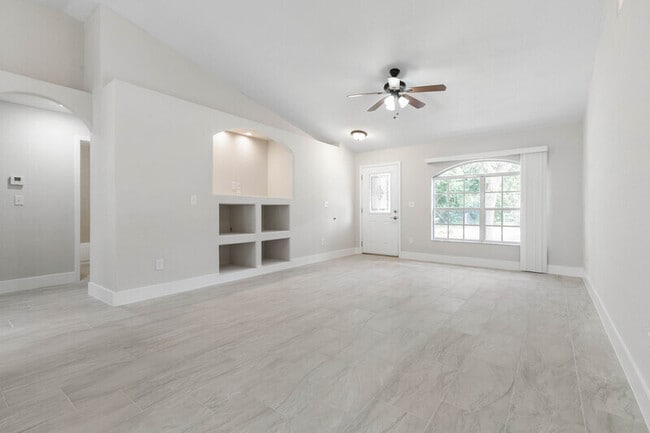 Photo - 884 Winchester St