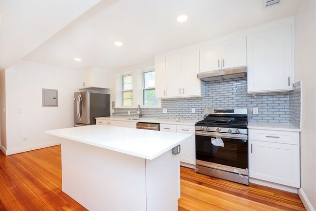 Building Photo - 5 Chauncy St Unit 2 Rental