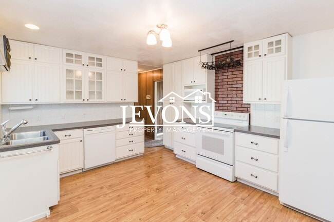 Building Photo - Jevons Property Management Presents this 2 bedroom and 1 bathroom property in the heart of Yakima