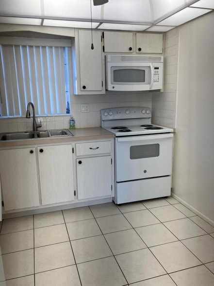 Photo - 2556 Dudley Dr E