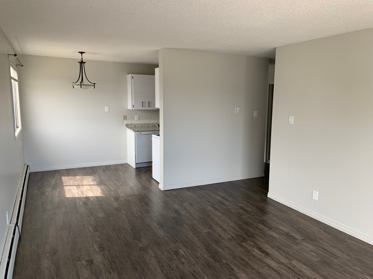 Photo - 10849 117 St NW