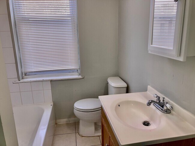 Photo - 2635 E Lehigh Ave Unidad #2