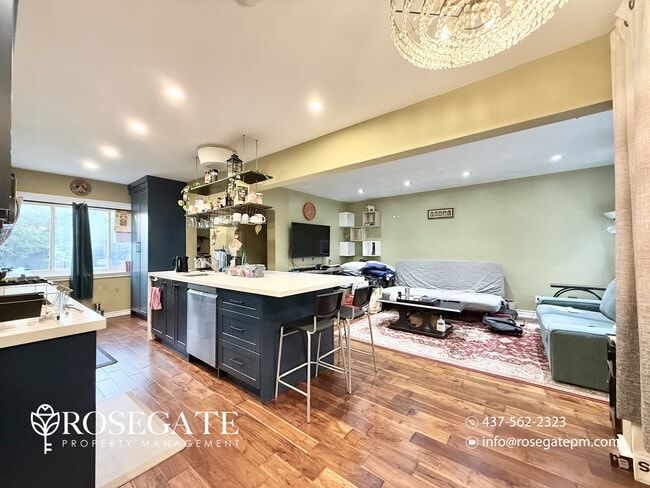 Photo - Spacious 3-Floor Semi-Detached Home with Huge Backyard & 3 Parking Spaces – Scarborough