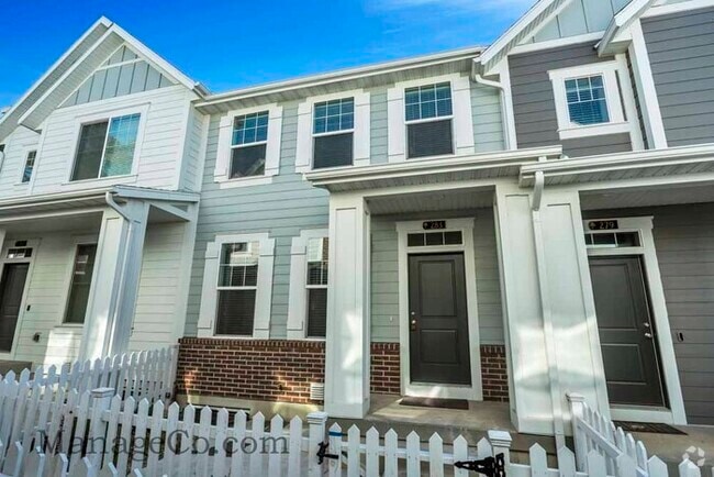 Building Photo - Comfortable New Townhouse