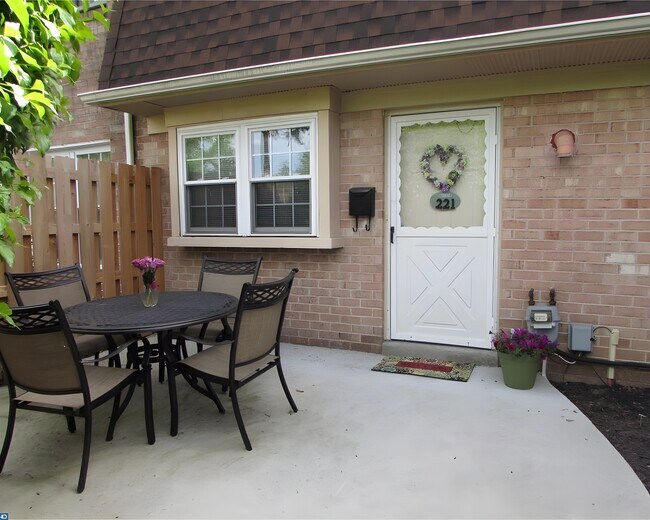 Photo - 221 Arbour Ct