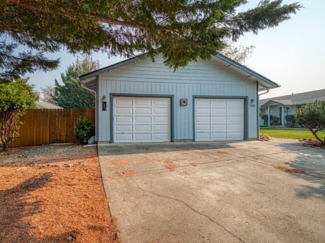 Photo - 1365 SW Sun Glo Dr