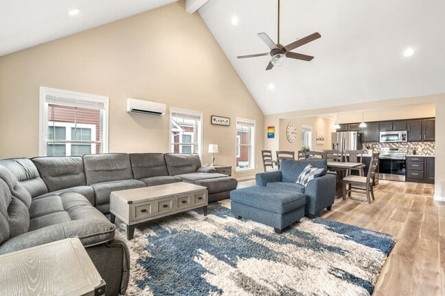 Building Photo - 1 Elm St Unit 4