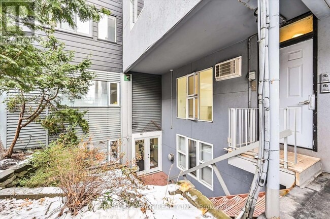 Photo - 400 Summerhill Ave Unité 3rd Flr