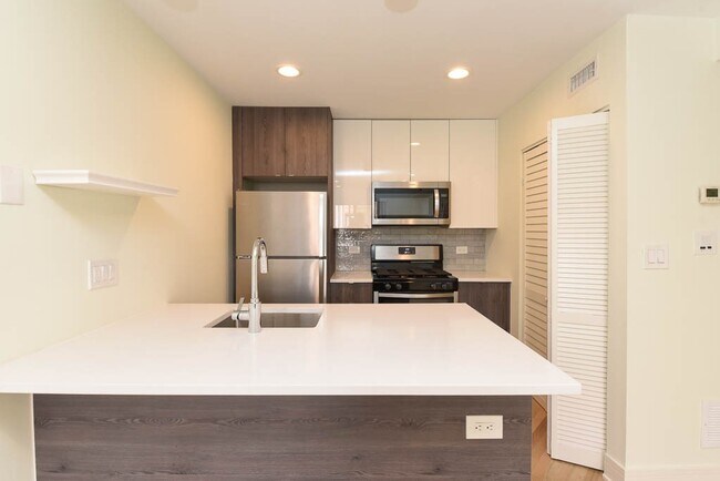 853 W Grace St Unit 102J