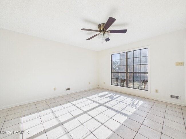 Photo - 112 Country Ln