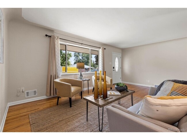 Photo - 6335 Yukon St