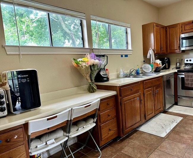 Photo - 1006 1/2 W 22nd St Unit 203