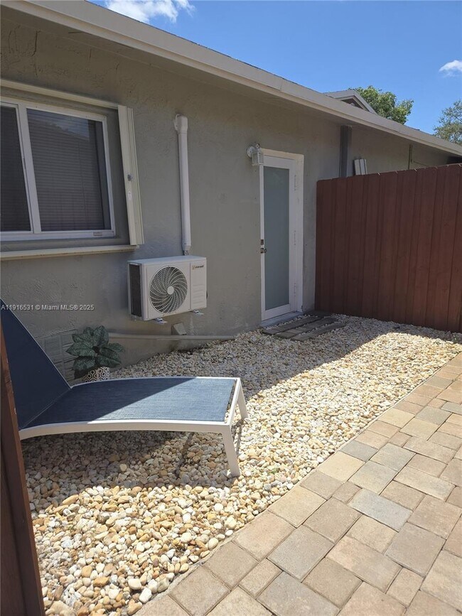 Photo - 11030 NW 18th St Apartamento Unidad 1