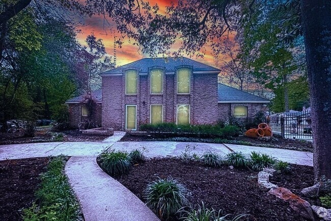 Building Photo - 537 Natchez Park Rental