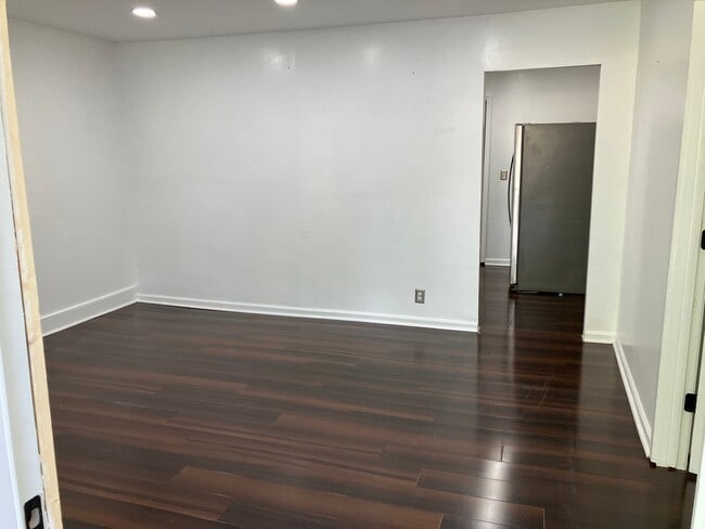 Photo - 203 Branham St