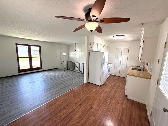 Building Photo - 1403 Emerald Dr