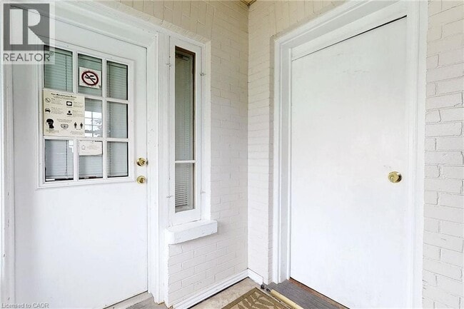 Photo - 15 Colborne St E