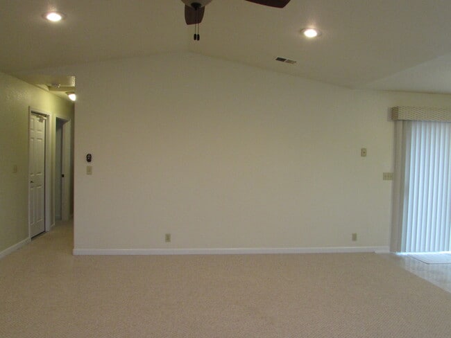 Photo - 3125 Glen St