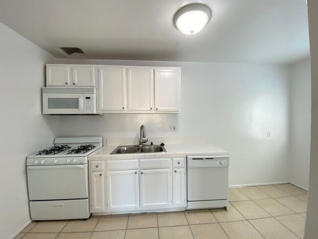 Photo - 5725-29 Vineland Ave