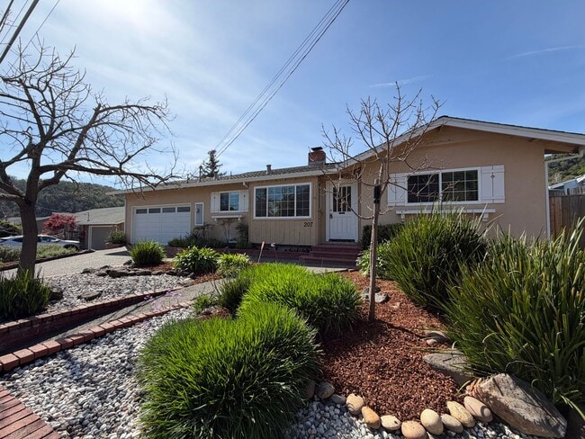 Building Photo - Beautifully Updated Glenwood (San Rafael) 3x2 Home with Large Yard, HW Floors, Garage