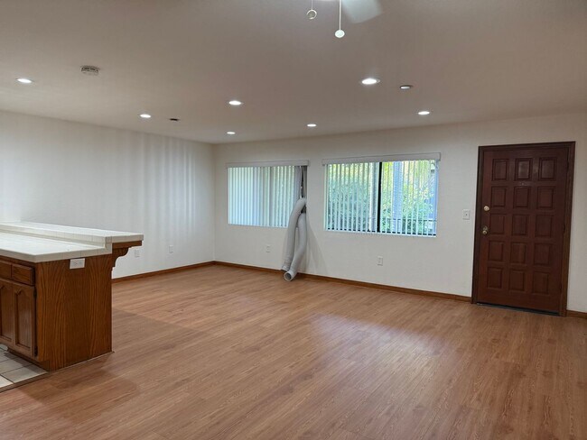 Photo - Los Caballeros #325 Unit 325A