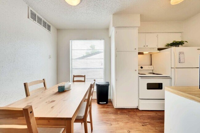 Photo - 2803 Hemphill Park Unidad B104