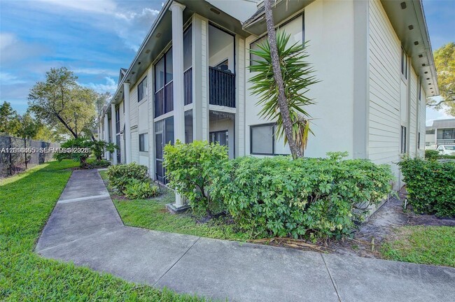 Building Photo - 20680 NE 4th Ct Unit 204
