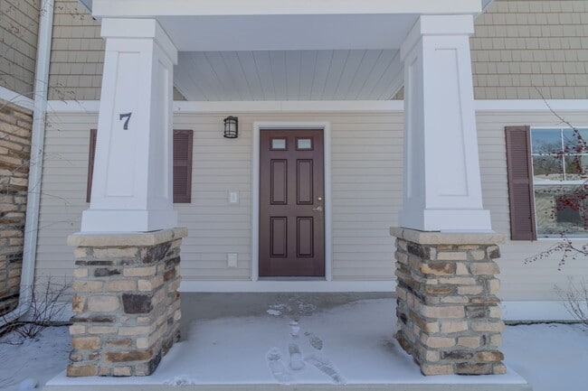 Building Photo - Premier Place and Premier Living!