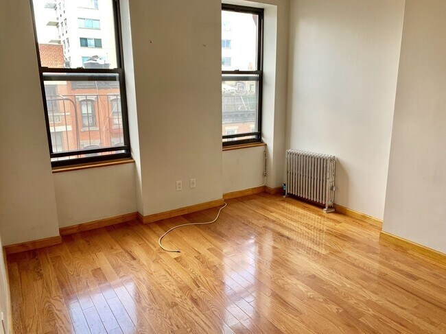 Photo - 344 E 9th St