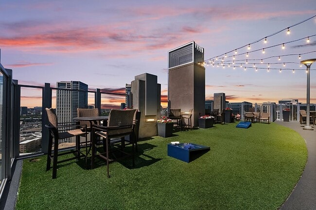Disfruta de un juego de cornhole en la azotea del SkyDeck