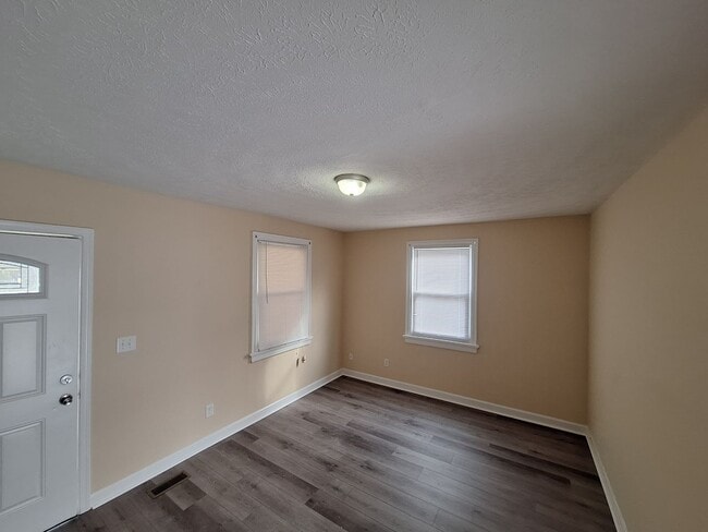 Photo - 652 Ellen Rd