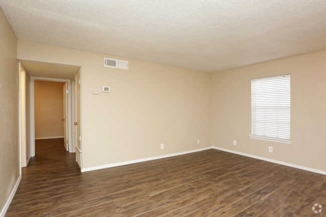 2BR, 1 BA - 775SF - Oaks on Bandera