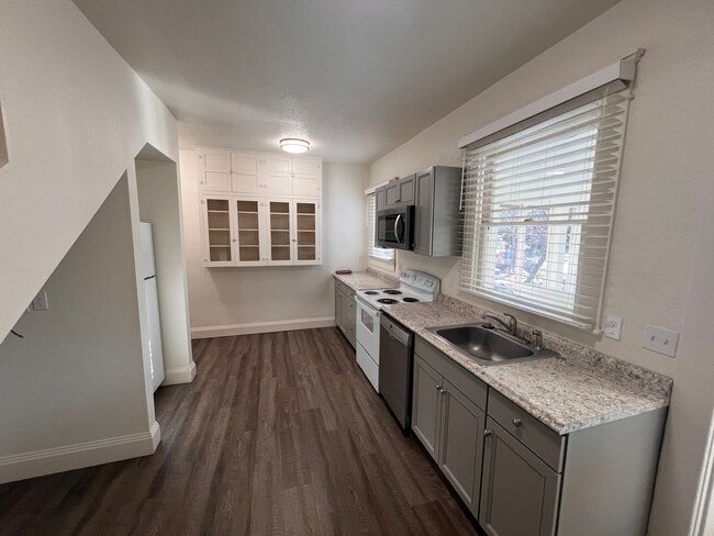 Photo - 5BD/2BA Gorgeous Vintage Home