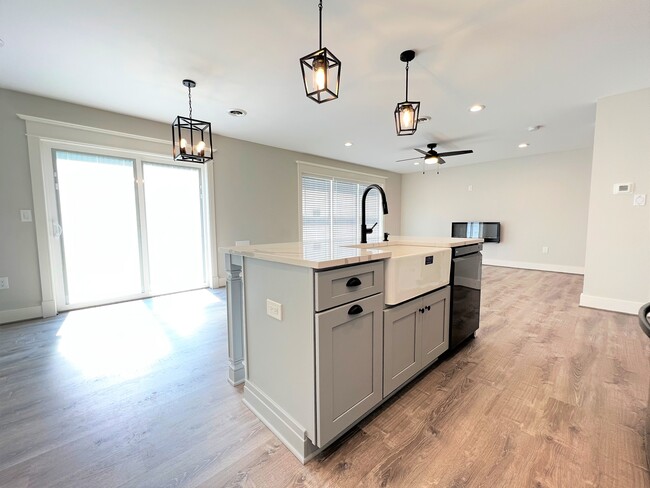 Photo - 10975 Main St