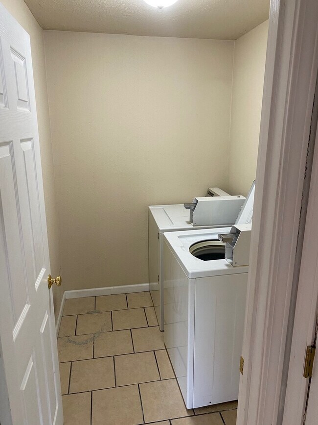 Photo - 319 E Mill St