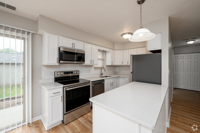2BR, 1BA - 998SF - Kitchen - Cheswick Village