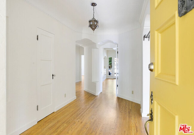 Building Photo - 6137 W 6th St Rental