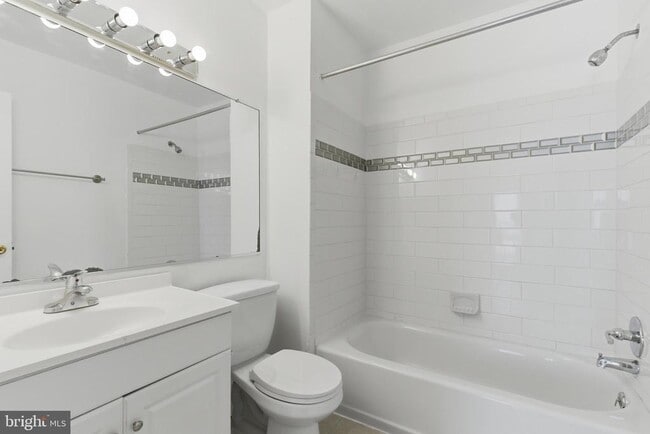 Building Photo - 561 Florida Ave Unit 204