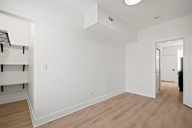 Photo - 3049 W Berteau Ave Unidad 3