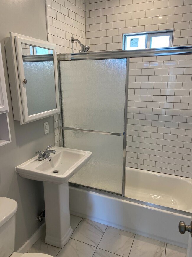 Photo - Newly Remodeled 2 Bedroom, 1 Bathroom in Kensington! Washer/Dryer in Unit! Unidad 4473